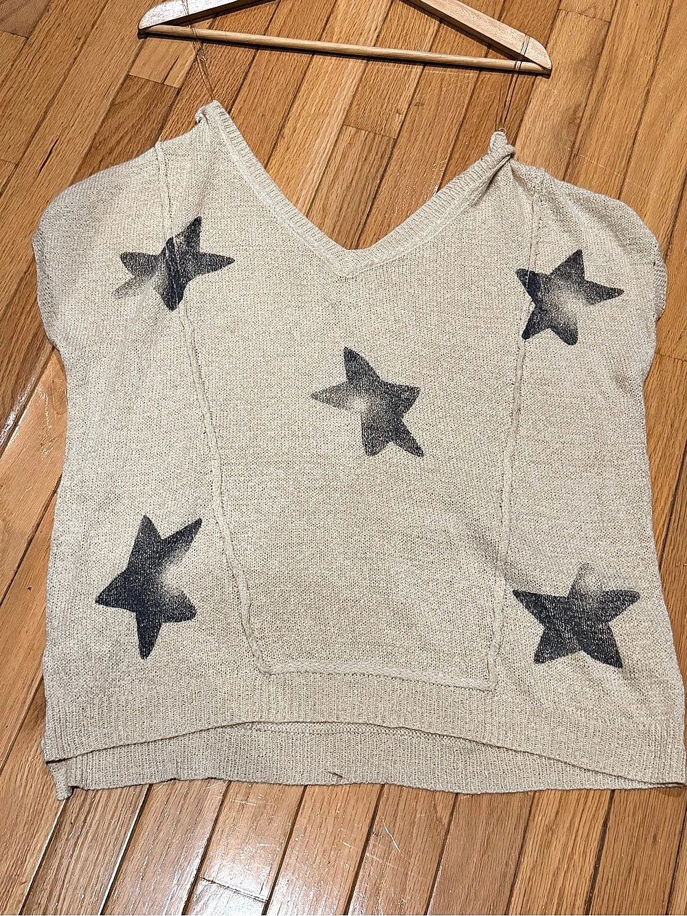 POL Star Print V-Neck Short Sleeve Knit Sweater